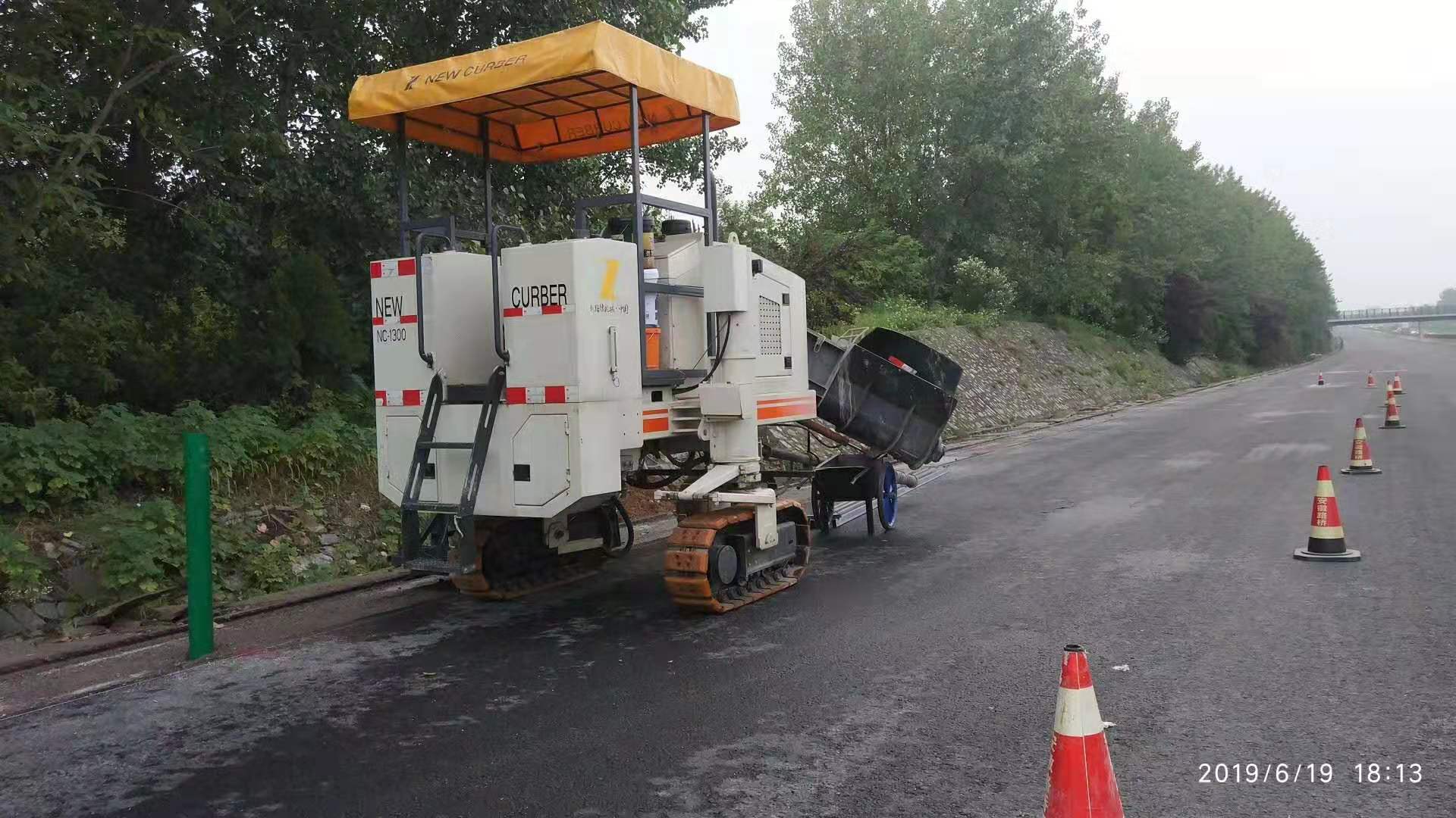 路緣石滑模機技術正在不斷創(chuàng)新，從而提高施工質(zhì)量及效率