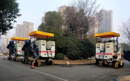 作為公路施工中的重要路面機械，混凝土路緣石滑模攤鋪機必須跟上時代步伐