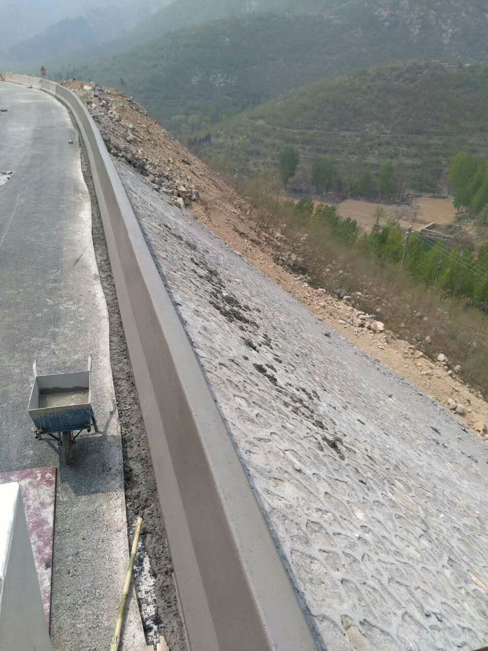 無論何種工況，路緣石滑模機(jī)都能完美運(yùn)行