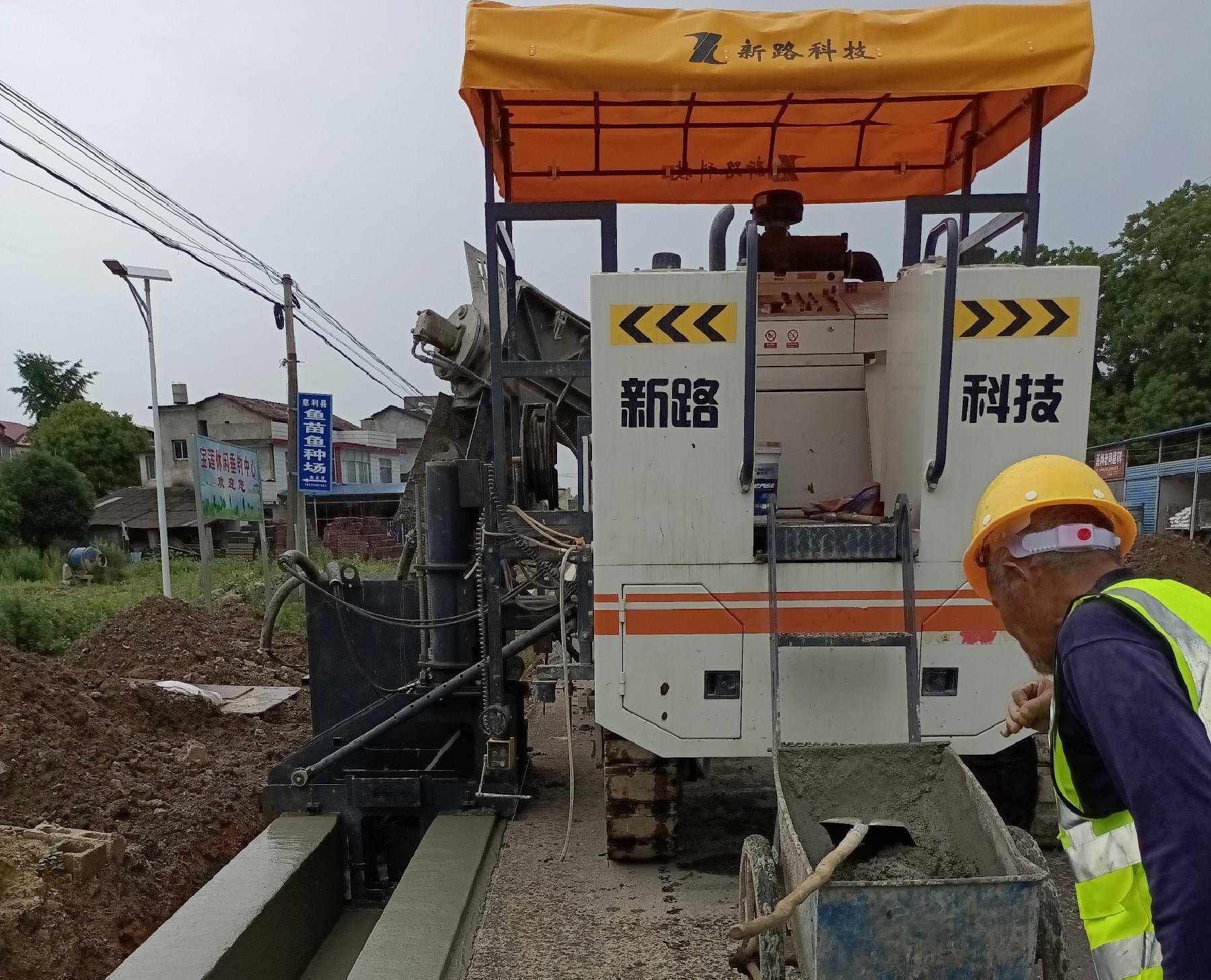 G353慈利至張家界城區(qū)公路排水溝滑模一次性成型，滑模施工效率高